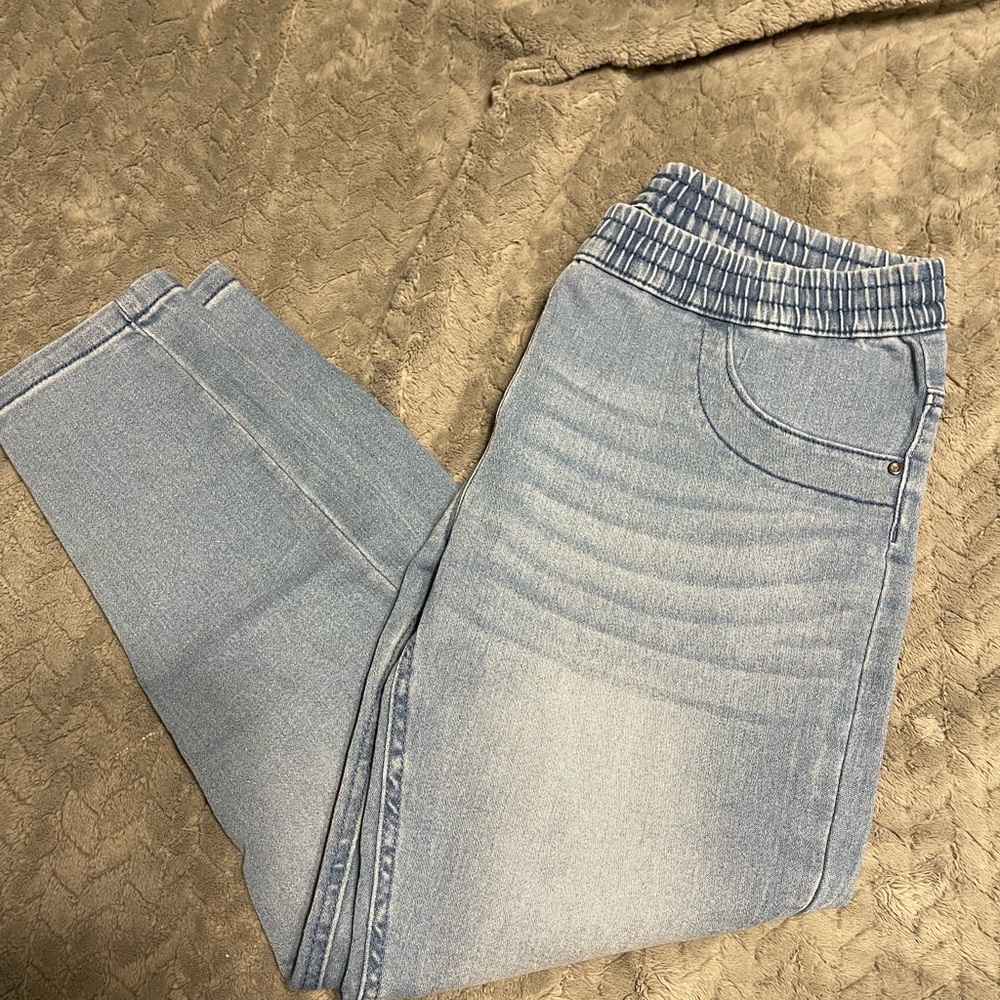 Just Love Light Blue Capri Jeggings w/ Back Pockets
NWT. Inseam 25. Size M